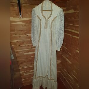 Vintage 70s Elegant Cottagecore Cream Lace Trim Dress